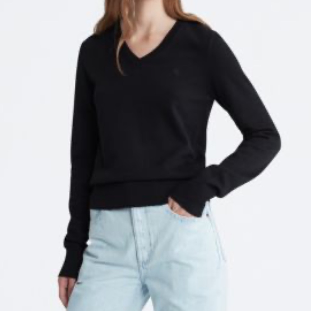 Calvin Klein V-Neck Longsleeve Knit Sweater Top in Black